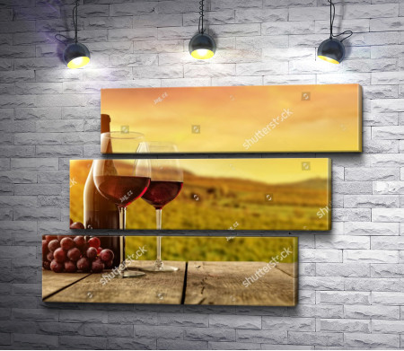 Вино в бокалах во время заката на фоне гор 