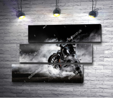 Байкер на мотоцикле в дыму, черно-белое фото 