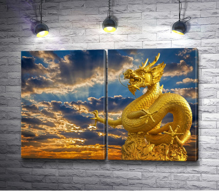 Статуя золотого дракона на фоне заката 