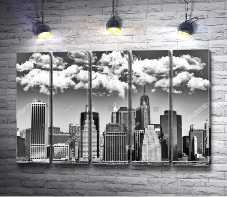 Облачное небо над Манхэттеном, Нью-Йорк, черно-белое фото 
