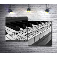 Клавиши пианино с нанесенными нотами, черно-белое фото 