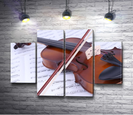 Скрипка лежит на музыкальной тетради 