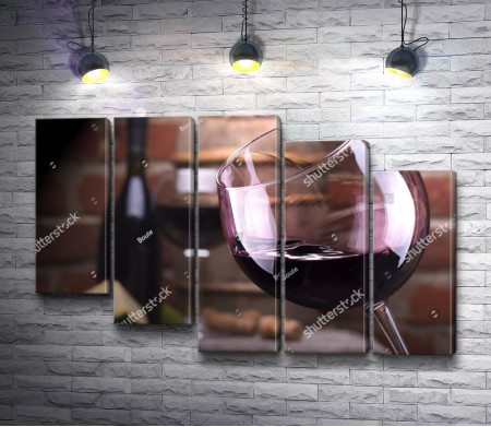 Бокал с вином на фоне винной бутылки 