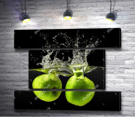 Зеленые яблоки падают в воду
