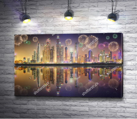Праздничный фейерверк над ночным городом Дубай 