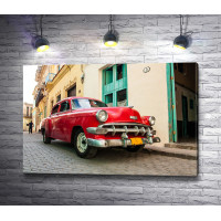 Красный ретро-автомобиль на улицах Кубы 