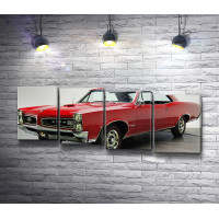 Красный ретро-автомобиль Pontiac GTO 1966