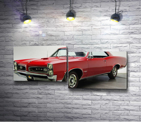 Красный ретро-автомобиль Pontiac GTO 1966