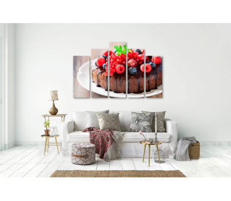 Бисквит с шоколадом и свежими ягодами 