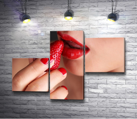 Девушка с красными губами ест клубнику 