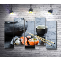Японские суши с палочками и чай