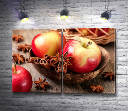 Свежие яблоки с палочками корицы и бадьяном