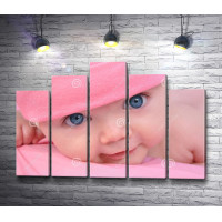Младенец в розовой шапочке