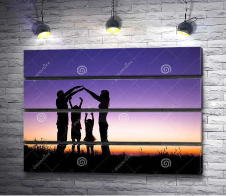 Счастливая семья на фоне сиреневого заката