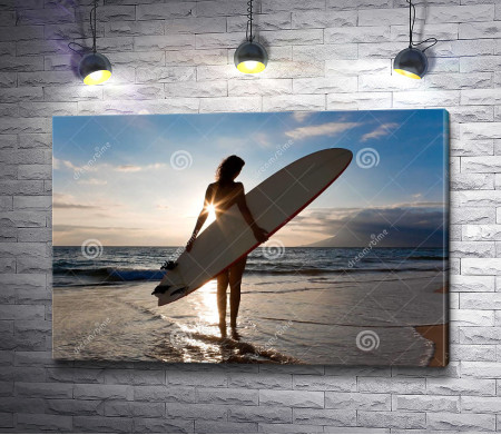 Девушка с доской для серфинга на пляже
