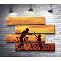Семья на велосипедах во время заката