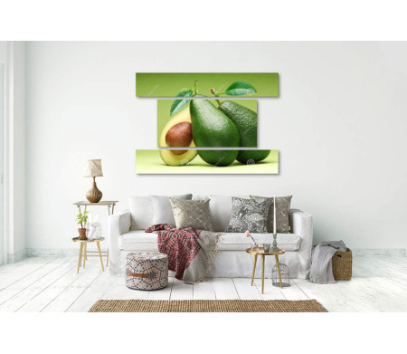 Авокадо на зеленом фоне