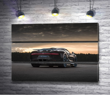 Автомобиль Bugatti Chiron на фоне заката