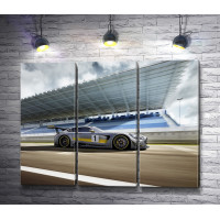 Гоночный автомобиль Mercedes-AMG GT перед заездом