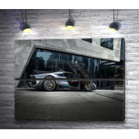 Автомобиль Mercedes-AMG Project One  цвета металлик возле бизнес центра