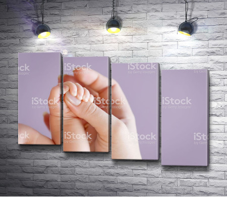 Нежные руки мама и ребенка