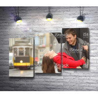 Счастливые парень с девушкой под зонтом