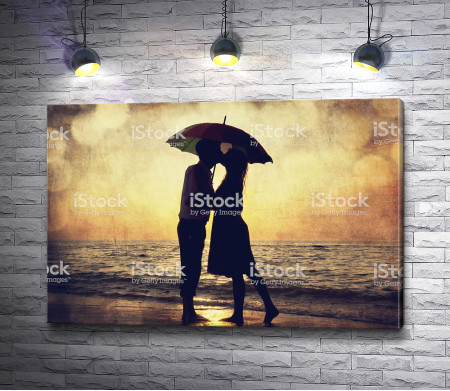 Влюбленные под зонтом во время заката