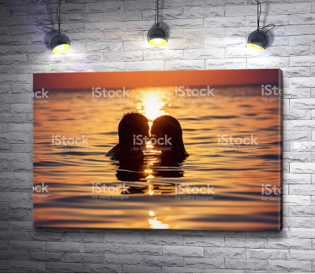 Вечернее купание двух влюбленных 
