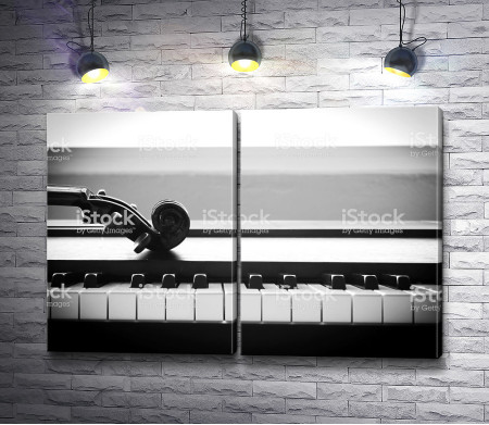 Пианино в черно-белой гамме