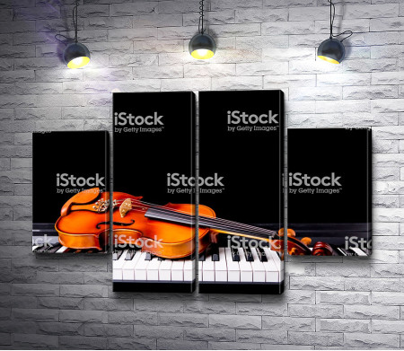 Скрипка лежит на пианино 