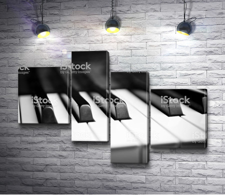 Клавиши пианино в фокусе