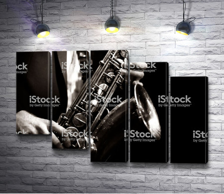 Саксофон в черно-белой гамме
