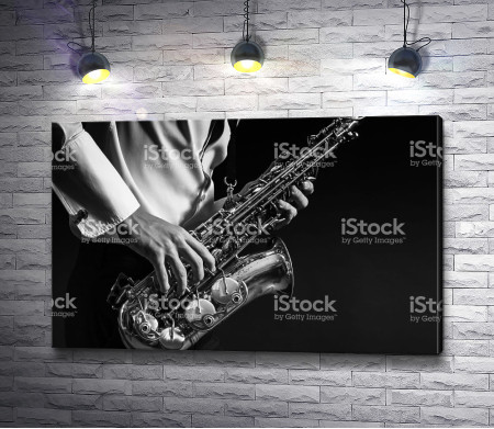 Саксофон в руках у музыканта 