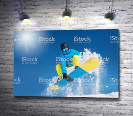 Сноубордист во время прыжка 
