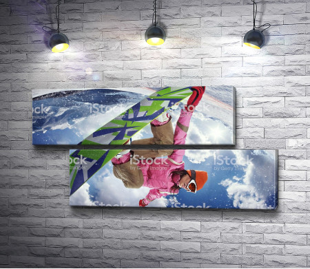 Девушка выполняя трюк на сноуборде 