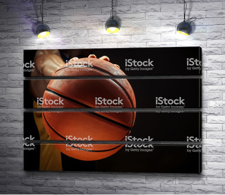 Баскетбольный мяч в руке 
