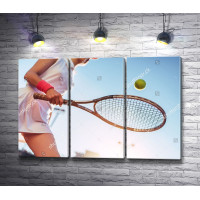 Девушка играет в теннис