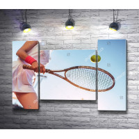 Девушка играет в теннис