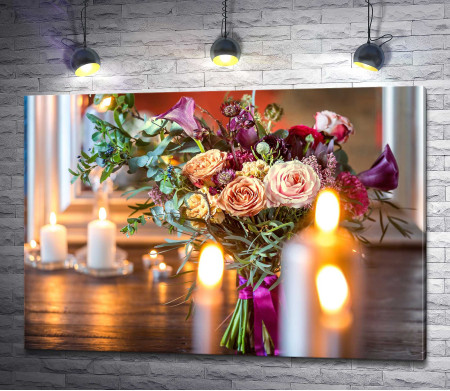 Праздничный букет цветов и свечи 