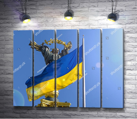 Флаг Украины на фоне памятника Независимости, Киев