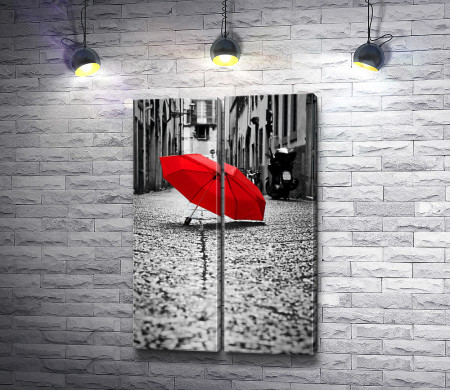 Красный зонт на черно-белой улице 
