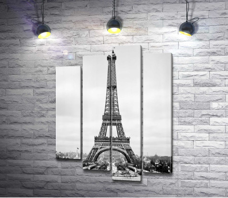Эйфелева башня на фоне Парижа