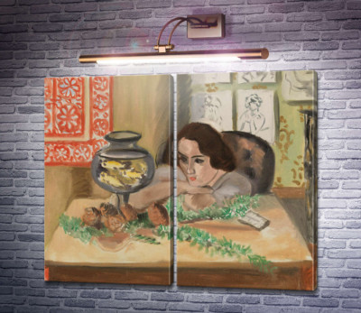 Молодая женщина с аквариумом