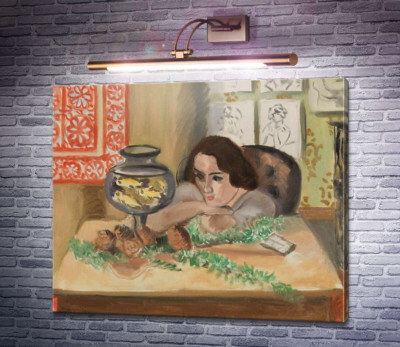 Молодая женщина с аквариумом