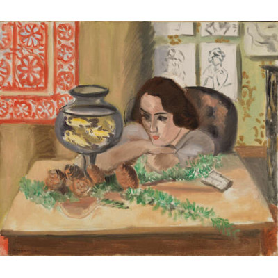 Молодая женщина с аквариумом