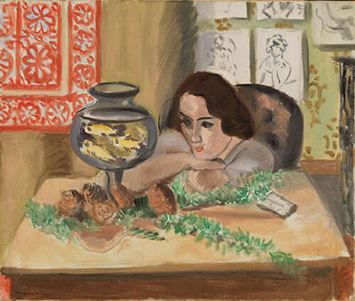 Молодая женщина с аквариумом
