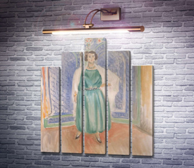 Стоящая девушка в зеленом платье