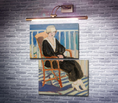 Девушка на балконе на фоне океана