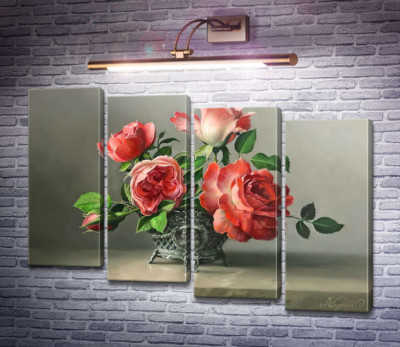 Красные розы в старинной вазе