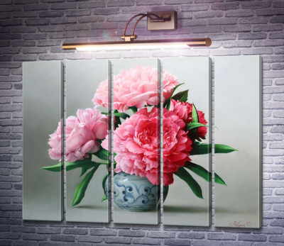 Пухнасті півонії в вазі